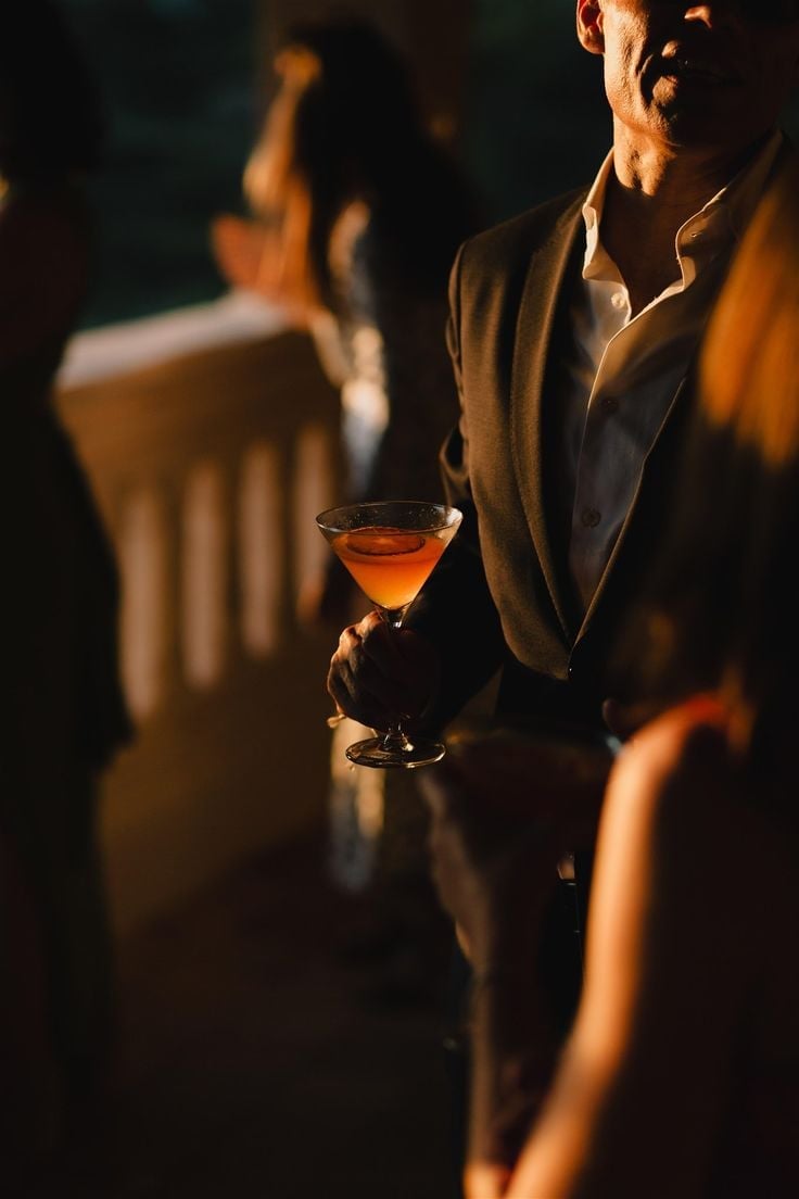 Evento exclusivo con invitados en gathering sofisticada